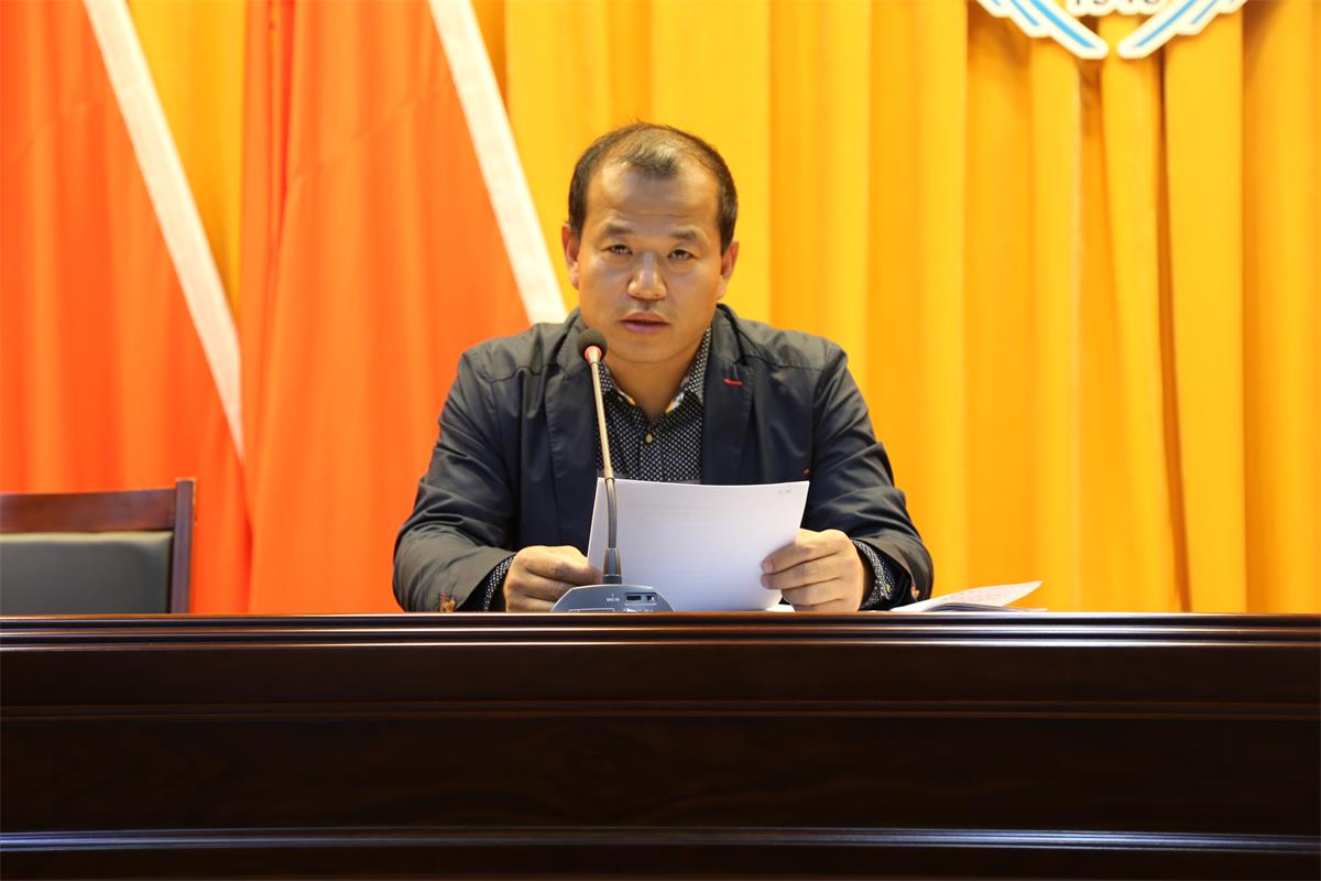 党委组织部部长刘本基宣读干部任免通知