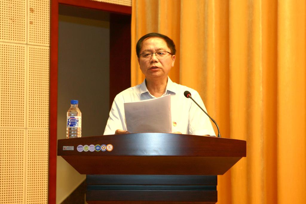 副院长王华同志宣读表彰决定