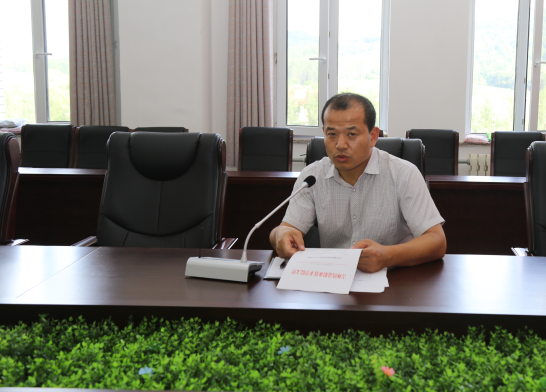 党委组织部部长刘本基同志宣读干部任免通知