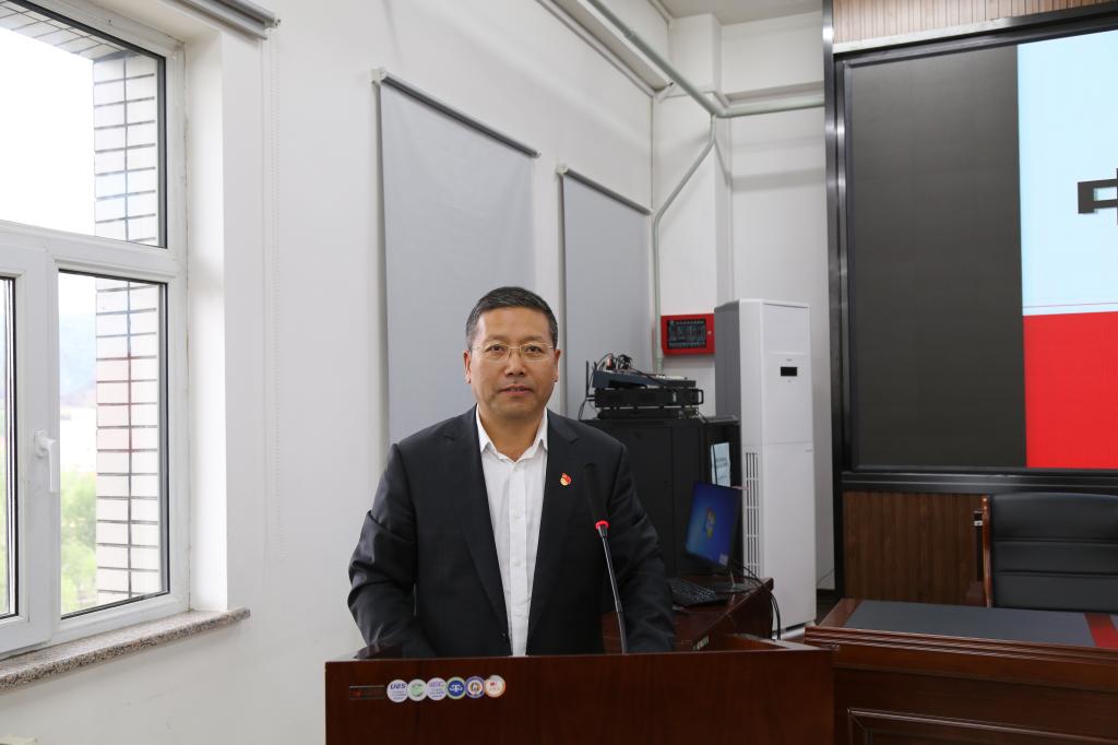 学院党委副书记徐彤宝主持报告会