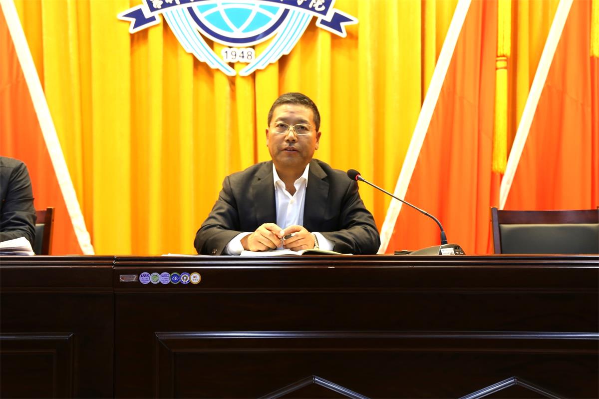 党委副书记徐彤宝主持会议