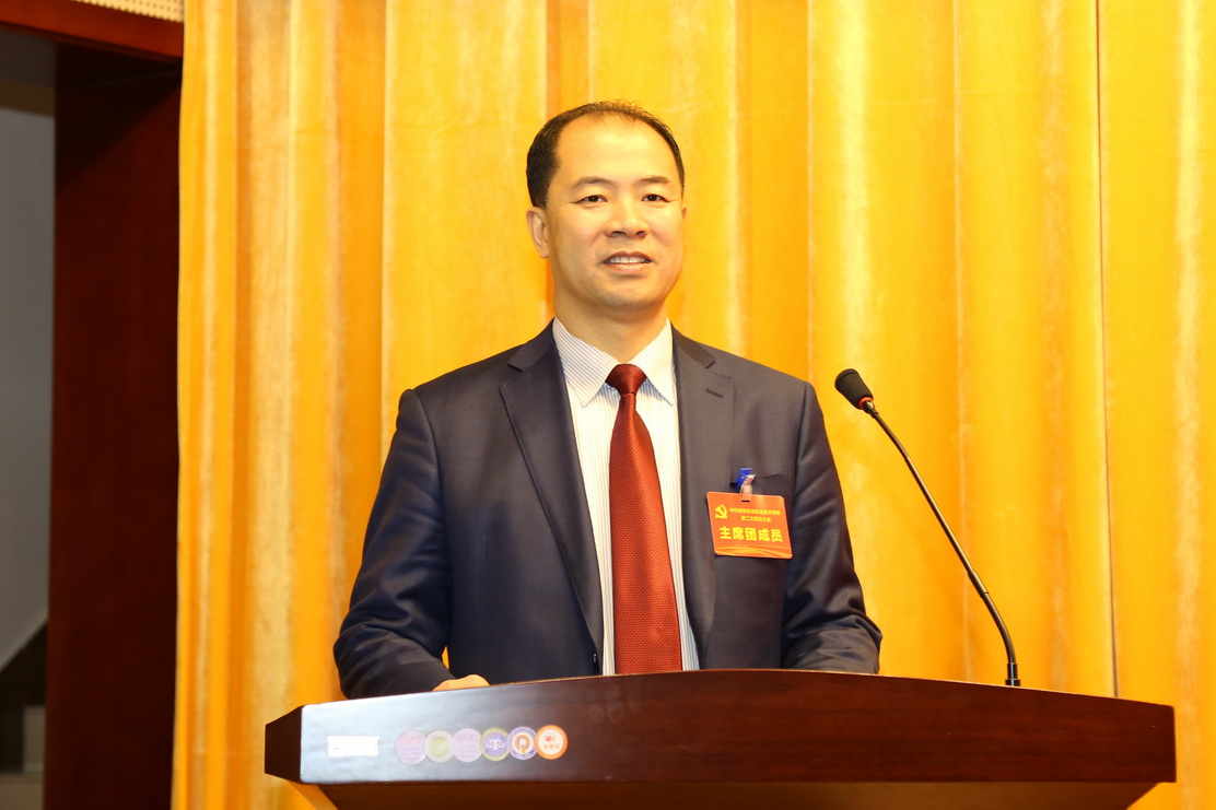 曹炳志同志主持闭幕式